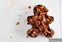 Chocolate Gingerbread Granola Recipe for Holiday Mornings