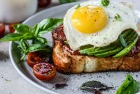 Avocado Bacon Egg Toast with Quick Tomato Jam Recipe