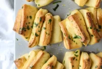 Garlic Butter Pull-Apart Dinner Rolls
