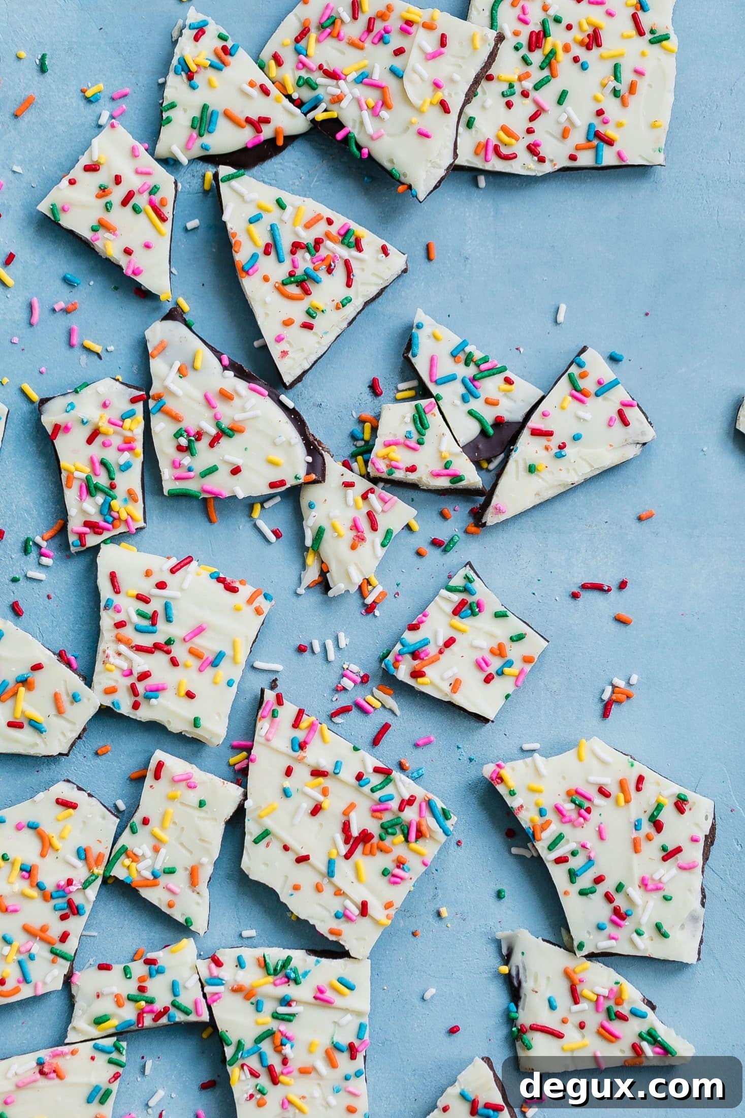 cake batter chocolate bark I howsweeteats.com #cakebatter #chocolate #bark #desserts #christmas