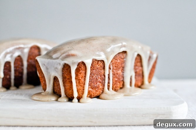 Mini Brown Butter Vanilla Bean Pound Cakes I howsweeteats.com