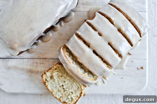 Mini Brown Butter Vanilla Bean Pound Cakes I howsweeteats.com