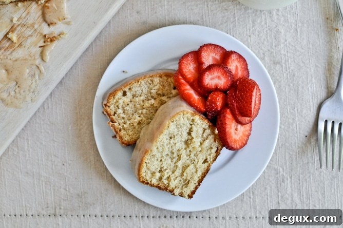 Mini Brown Butter Vanilla Bean Pound Cakes I howsweeteats.com