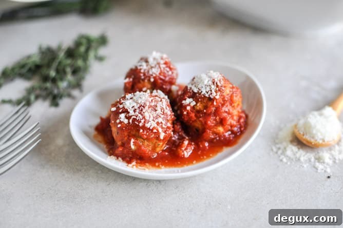 Healthy Crockpot Mini Turkey Meatballs I howsweeteats.com