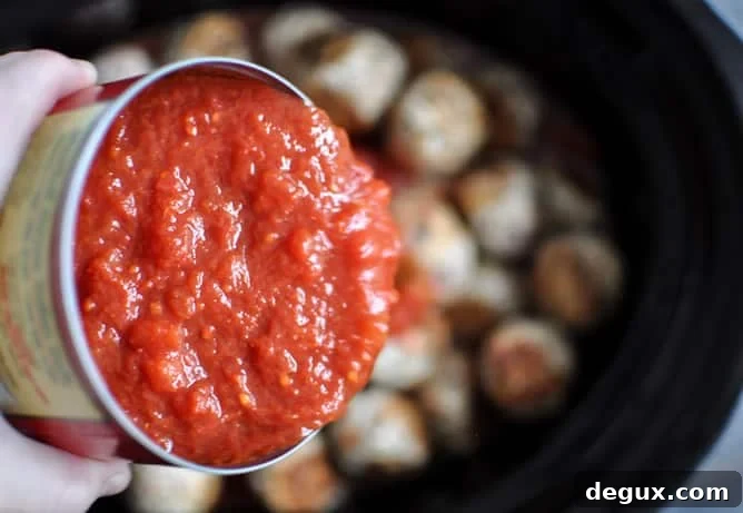 Healthy Crockpot Mini Turkey Meatballs I howsweeteats.com