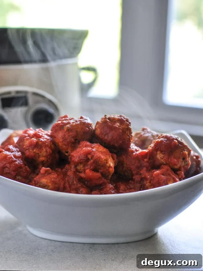 Healthy Crockpot Mini Turkey Meatballs I howsweeteats.com