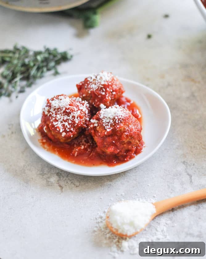 Healthy Crockpot Mini Turkey Meatballs I howsweeteats.com