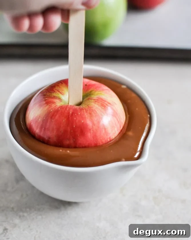 Vanilla Bourbon Caramel Apples I howsweeteats.com