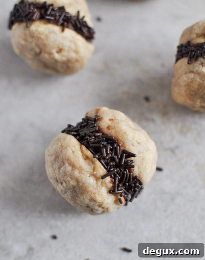 Fat Little Peanut Butter Oatmeal Cookie Sandwiches with Chocolate Ganache I howsweetetas.com