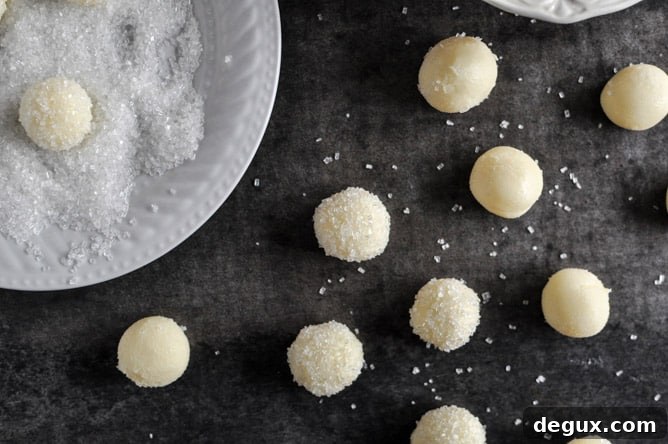 Sparkly White Chocolate Lemon Truffles I howsweeteats.com