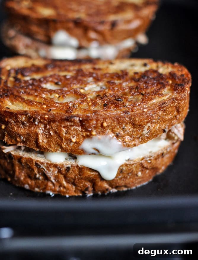 Crockpot Pulled Pork + Beer Cheese Grilled Cheese Sandwiches I howsweeteats.com Crockpot Pulled Pork + Beer Cheese Grilled Cheese Sandwiches I howsweeteats.com