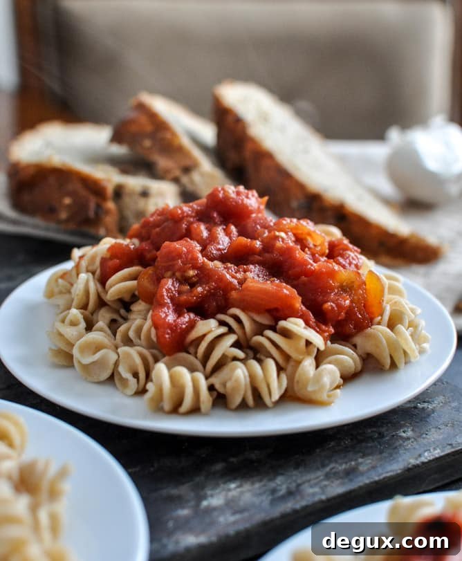 Favorite Simple Crockpot Tomato Sauce I howsweeteats.com Favorite Simple Crockpot Tomato Sauce I howsweeteats.com