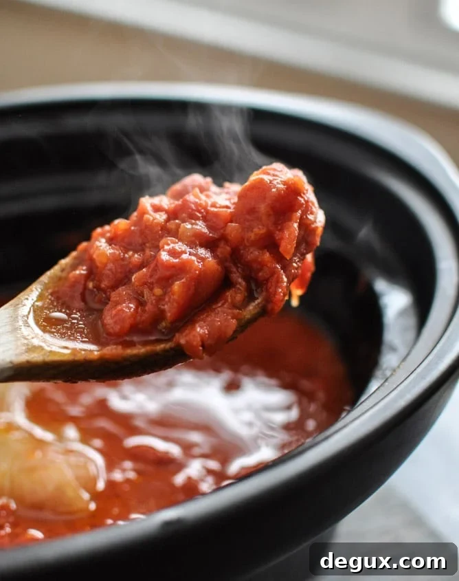 Favorite Simple Crockpot Tomato Sauce I howsweeteats.com Favorite Simple Crockpot Tomato Sauce I howsweeteats.com
