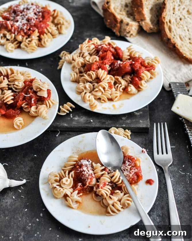 Favorite Simple Crockpot Tomato Sauce I howsweeteats.com Favorite Simple Crockpot Tomato Sauce I howsweeteats.com