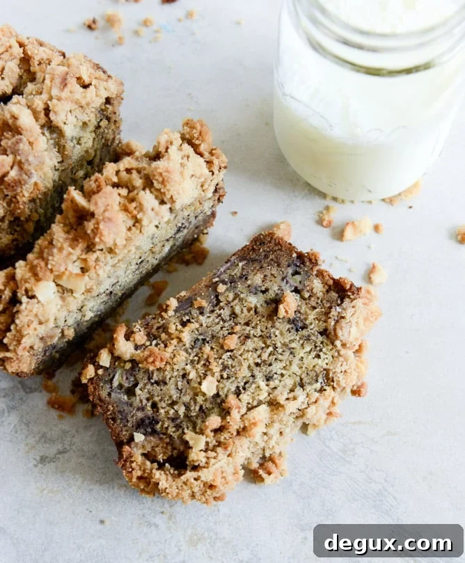 Whole Wheat Banana Bread with Coconut Cinnamon Streusel I howsweeteats.com