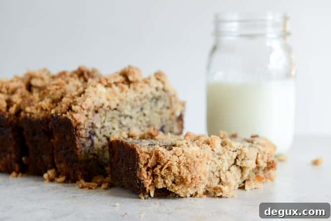Whole Wheat Banana Bread with Coconut Cinnamon Streusel I howsweeteats.com