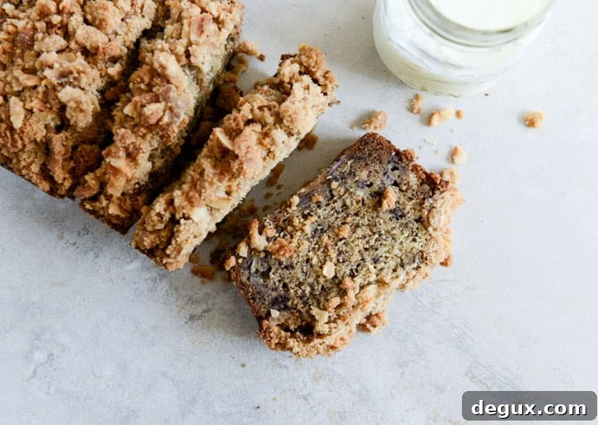 Whole Wheat Banana Bread with Coconut Cinnamon Streusel I howsweeteats.com