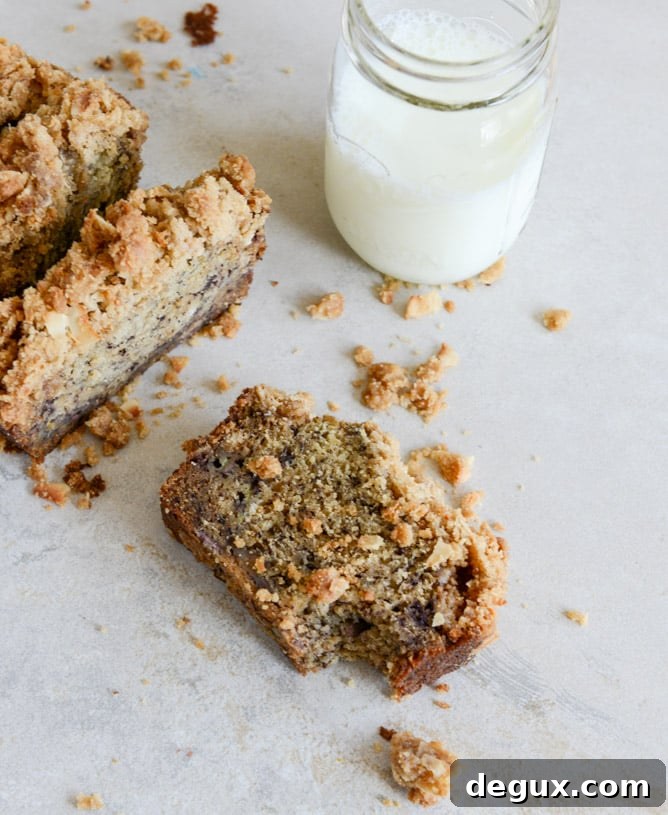 Whole Wheat Banana Bread with Coconut Cinnamon Streusel I howsweeteats.com