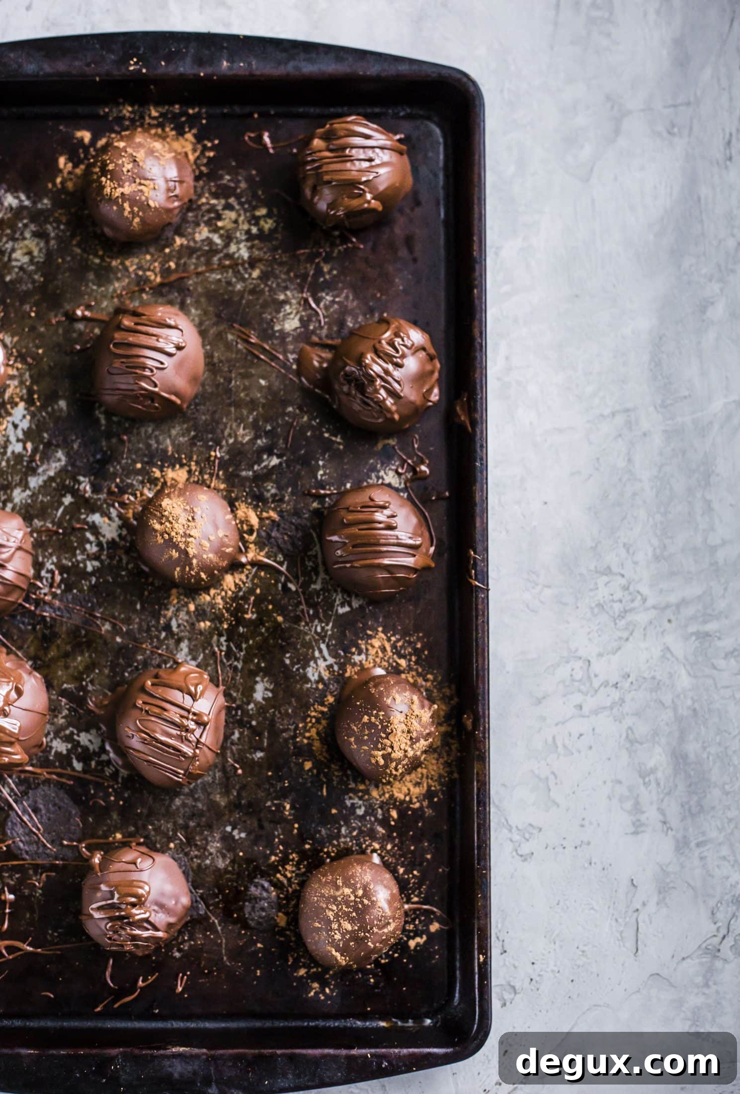 The easiest oreo ball recipe ever! I love oreo balls. One package of oreos and one block of cream cheese come together to create quick and easy truffles! I howsweeteats.com #oreo #balls