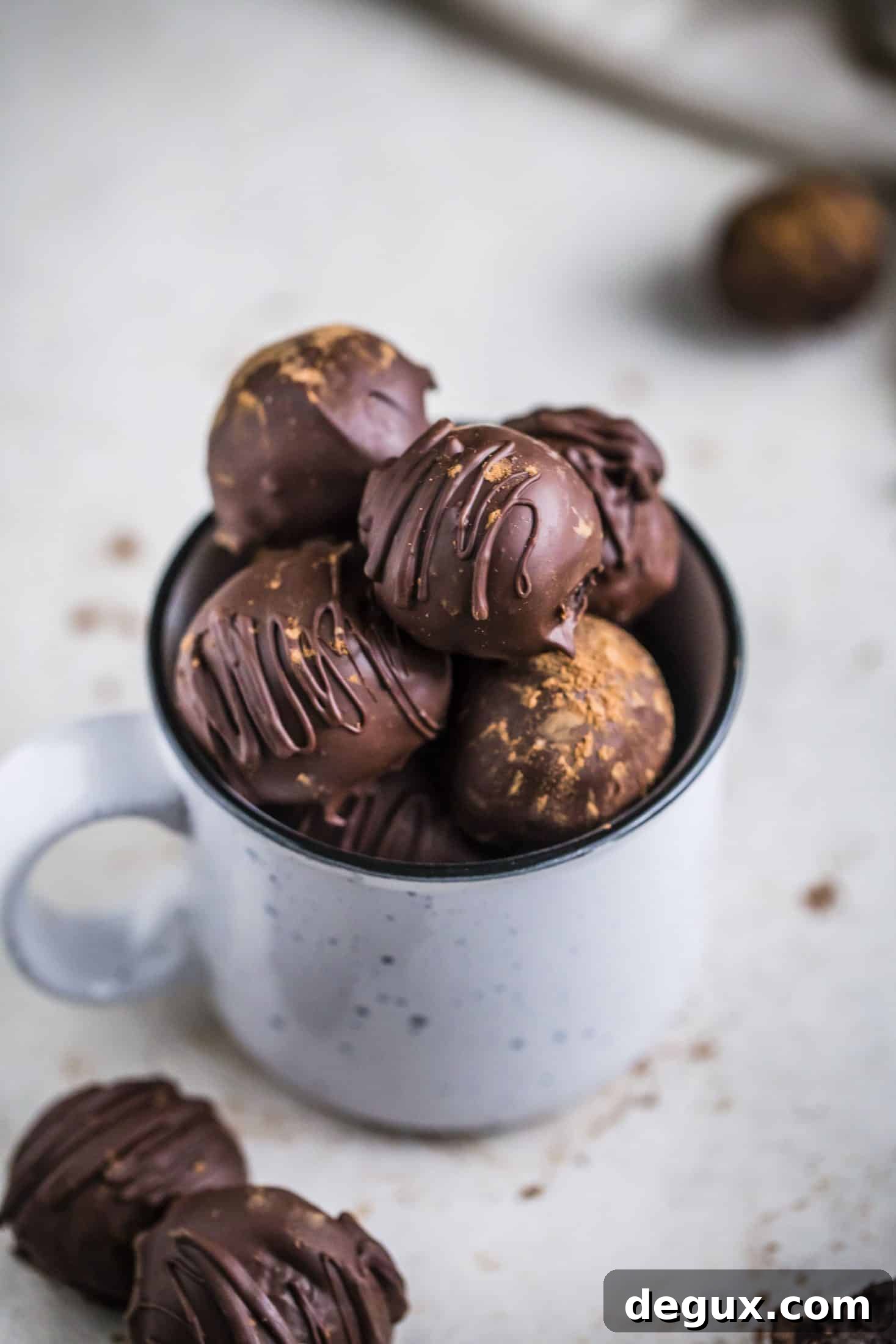 The easiest oreo ball recipe ever! I love oreo balls. One package of oreos and one block of cream cheese come together to create quick and easy truffles! I howsweeteats.com #oreo #balls