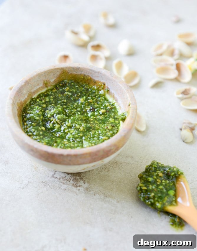 Pistachio Pesto Chicken with Whole Wheat Spaghetti I howsweeteats.com