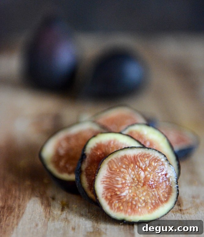Fresh Fig, Bacon + Blue Cheese Pizza I howsweeteats.com Fresh Fig, Bacon + Blue Cheese Pizza I howsweeteats.com