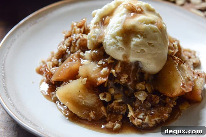 Amaretto Apple Crisp I howsweeteats.com Amaretto Apple Crisp I howsweeteats.com