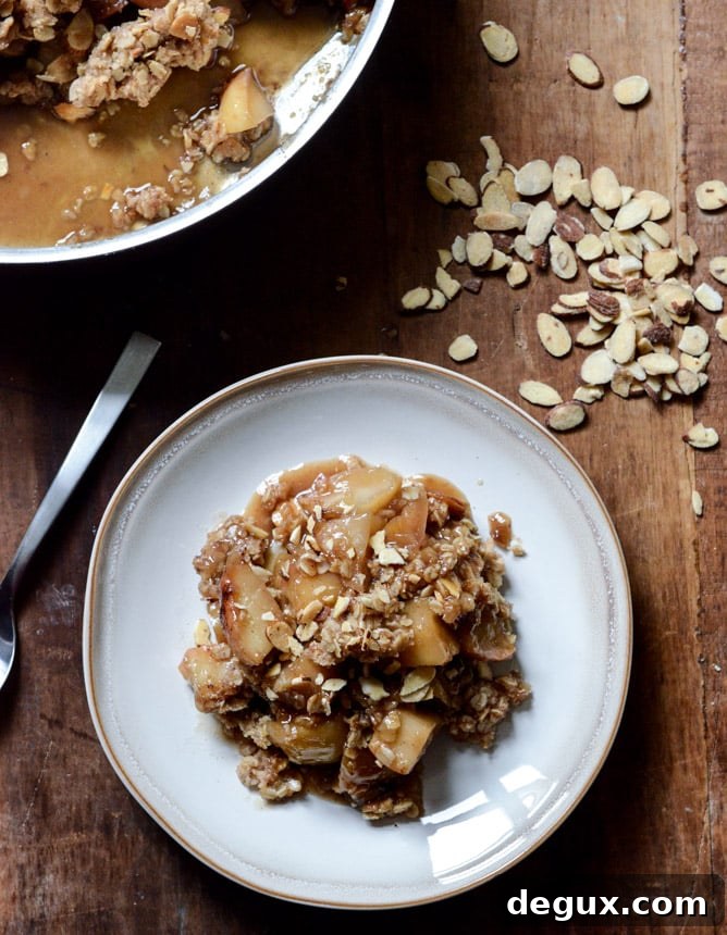 Amaretto Apple Crisp I howsweeteats.com Amaretto Apple Crisp I howsweeteats.com