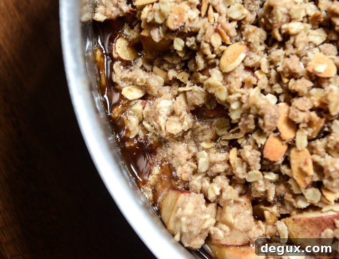 Amaretto Apple Crisp I howsweeteats.com Amaretto Apple Crisp I howsweeteats.com