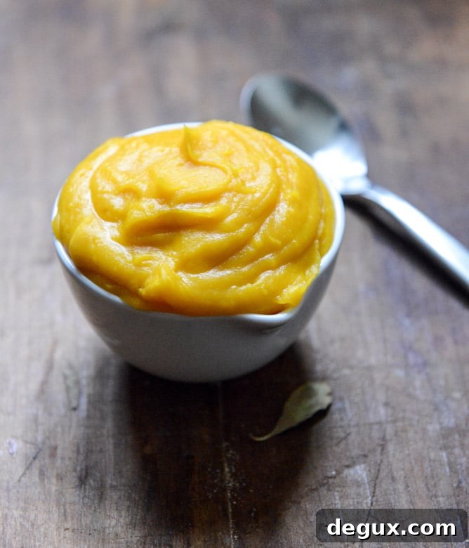 How To Make Homemade Pumpkin Puree I howsweeteats.com How To Make Homemade Pumpkin Puree I howsweeteats.com