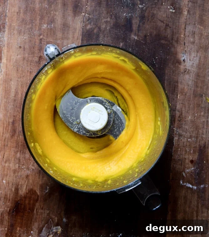How To Make Homemade Pumpkin Puree I howsweeteats.com How To Make Homemade Pumpkin Puree I howsweeteats.com