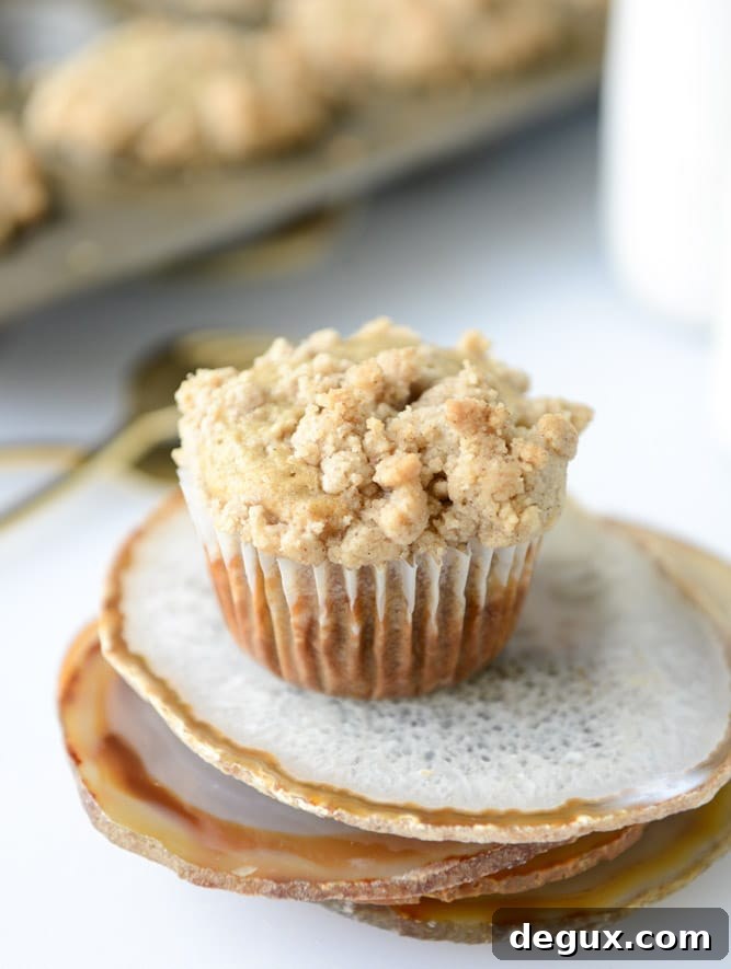 banana streusel muffins I howsweeteats.com