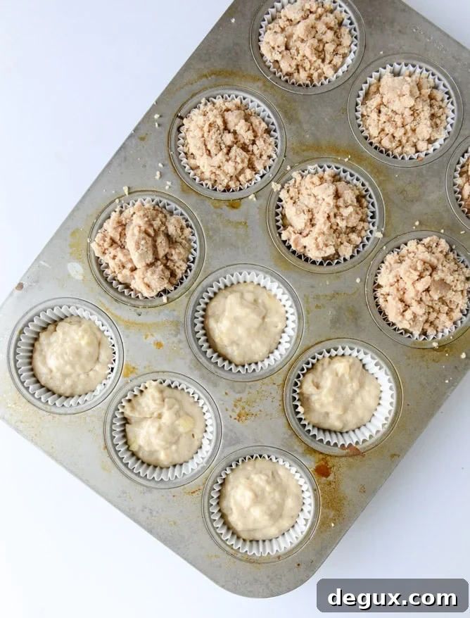 banana streusel muffins I howsweeteats.com