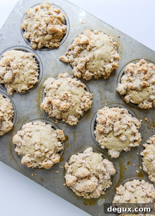 banana streusel muffins I howsweeteats.com