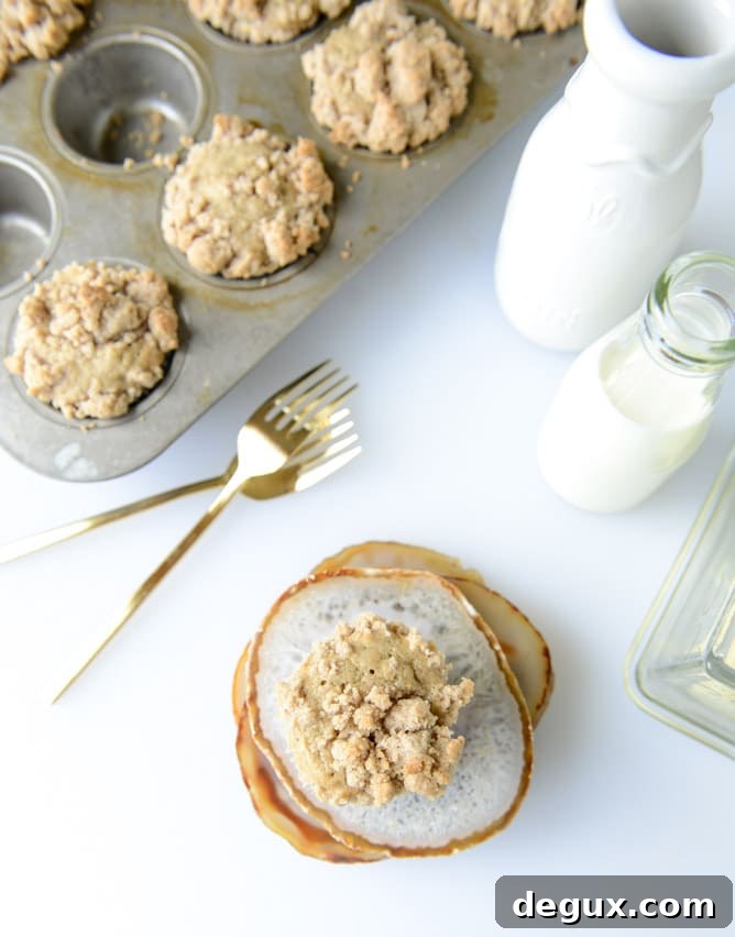 banana streusel muffins I howsweeteats.com