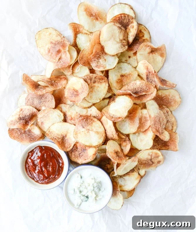 Homemade Potato Chips with Sriracha BBQ Sauce and Greek Yogurt Blue Cheese I howsweeteats.com