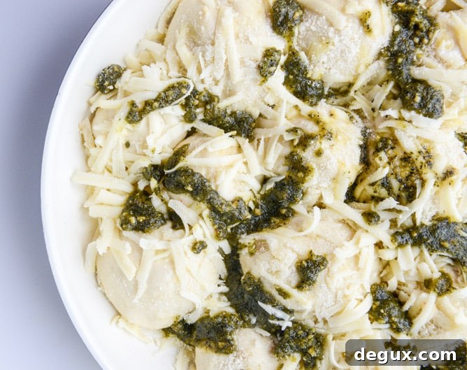 Cheesy Pesto Pull-Apart Bread Recipe for Crowd-Pleasing Appetizers 3 cheesy pesto skillet pull-apart bread I howsweeteats.com