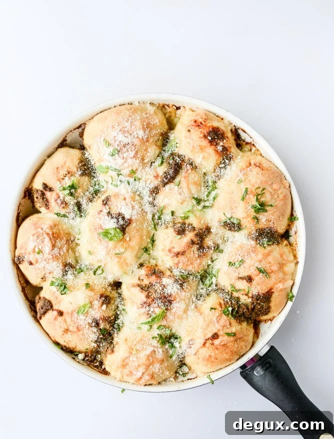 Cheesy Pesto Pull-Apart Bread Recipe for Crowd-Pleasing Appetizers 4 cheesy pesto skillet pull-apart bread I howsweeteats.com