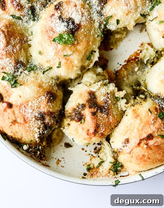 Cheesy Pesto Pull-Apart Bread Recipe for Crowd-Pleasing Appetizers 5 cheesy pesto skillet pull-apart bread I howsweeteats.com