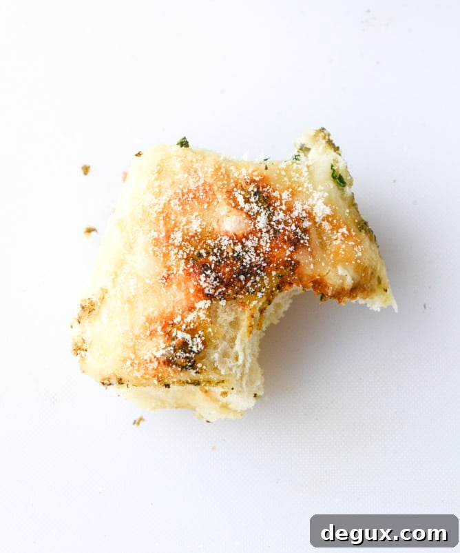 Cheesy Pesto Pull-Apart Bread Recipe for Crowd-Pleasing Appetizers 7 cheesy pesto skillet pull-apart bread I howsweeteats.com