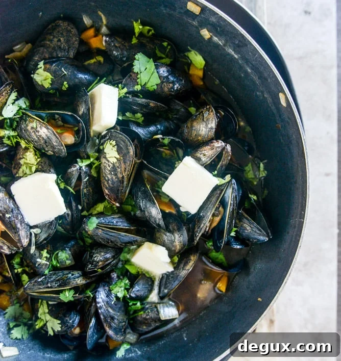 honey beer mussels with butter herb baguettes I howsweeteats.com