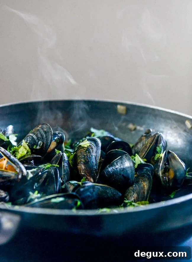 honey beer mussels with butter herb baguettes I howsweeteats.com