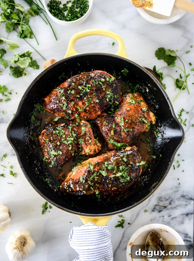 Honey Dijon Skillet Chicken with Garlic and Thyme 2 easy honey dijon skillet chicken I howsweeteats.com