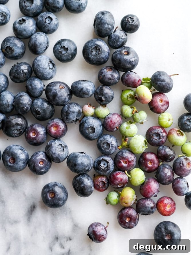 easy cinnamon blueberry slab pie I howsweeteats.com