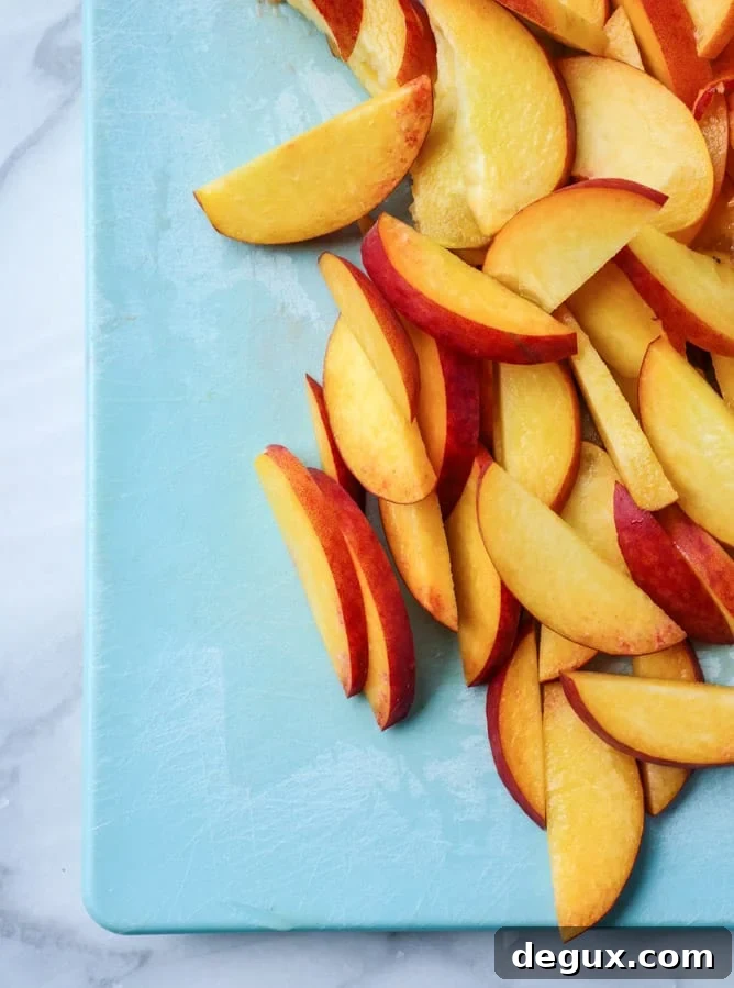 fresh peach gin and tonic I howsweeteats.com