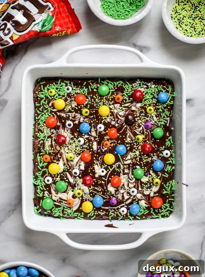 Halloween Chocolate Bark Brownies — Gooey Spooky Treats (Video) 5 chocolate bark halloween brownies I howsweeteats.com