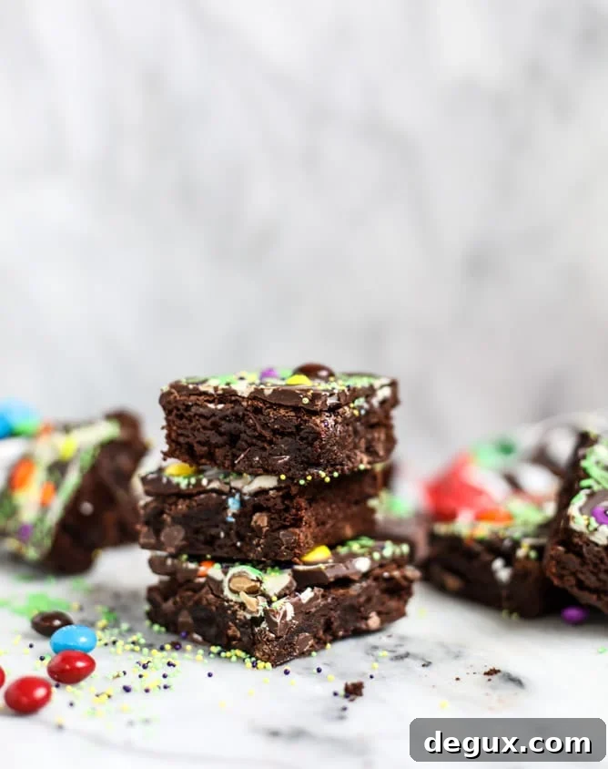 Halloween Chocolate Bark Brownies — Gooey Spooky Treats (Video) 7 chocolate bark halloween brownies I howsweeteats.com
