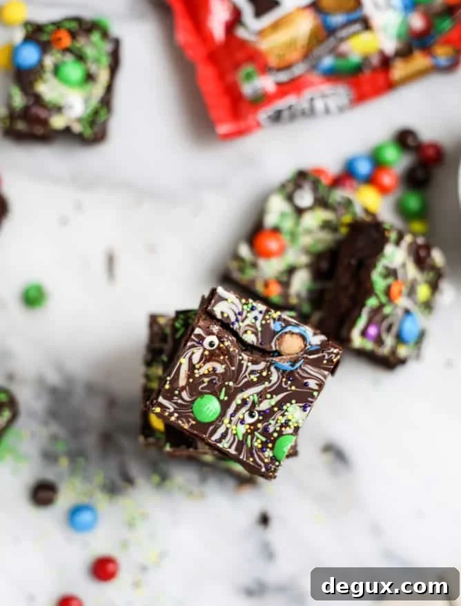 Halloween Chocolate Bark Brownies — Gooey Spooky Treats (Video) 9 chocolate bark halloween brownies I howsweeteats.com