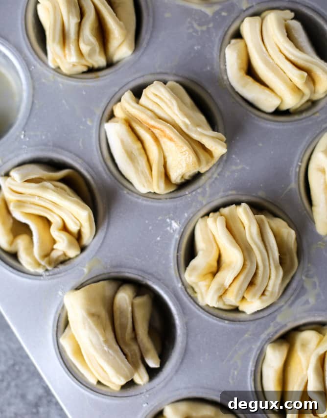 garlic butter pull apart rolls I howsweeteats.com 