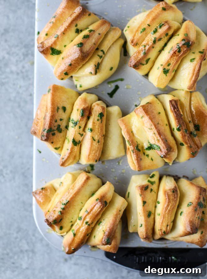 garlic butter pull apart rolls I howsweeteats.com 